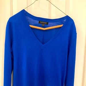 Banana Republic merino wool v neck sweater in cobalt blue!
